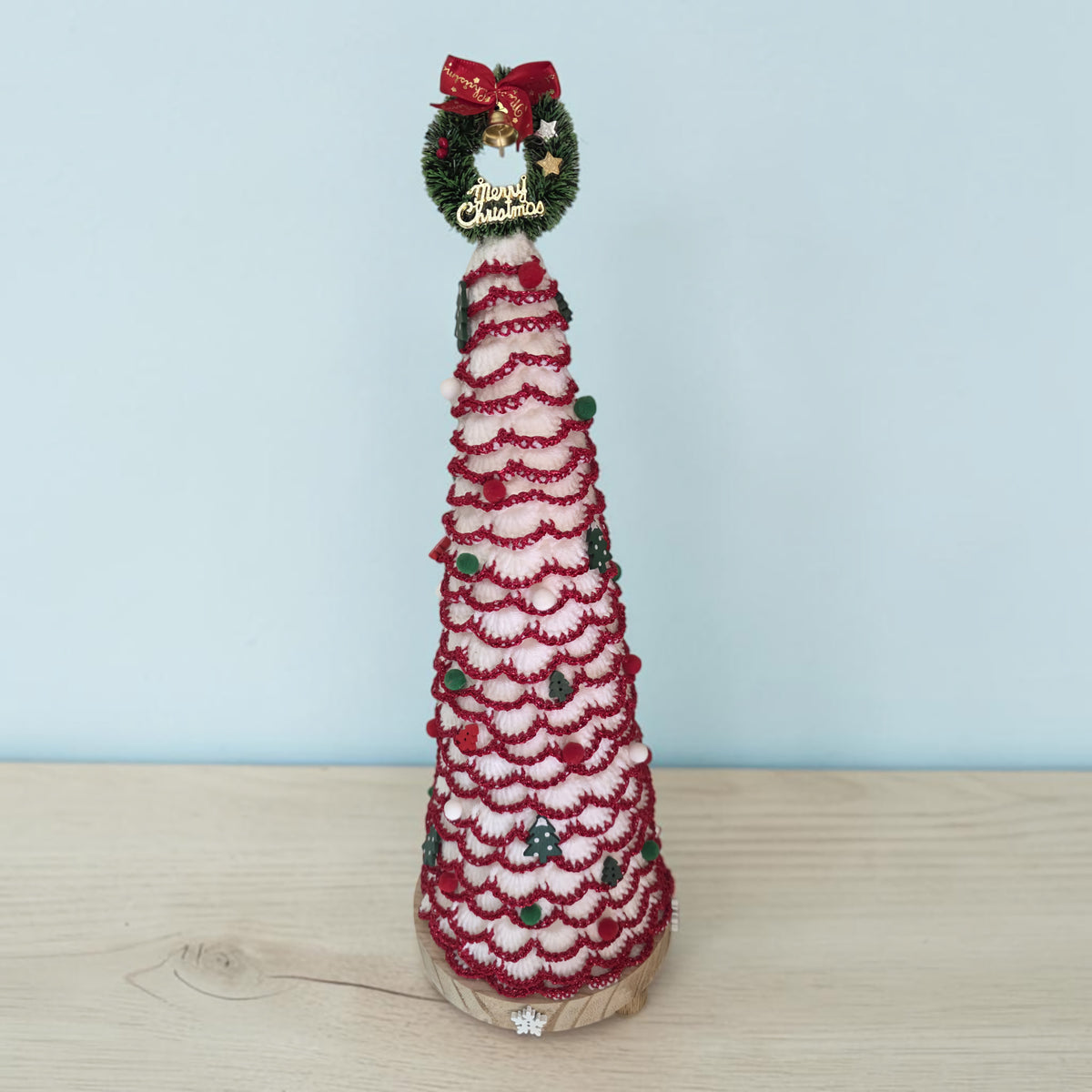 Árvore de Natal Branca e Vermelha com Coroa