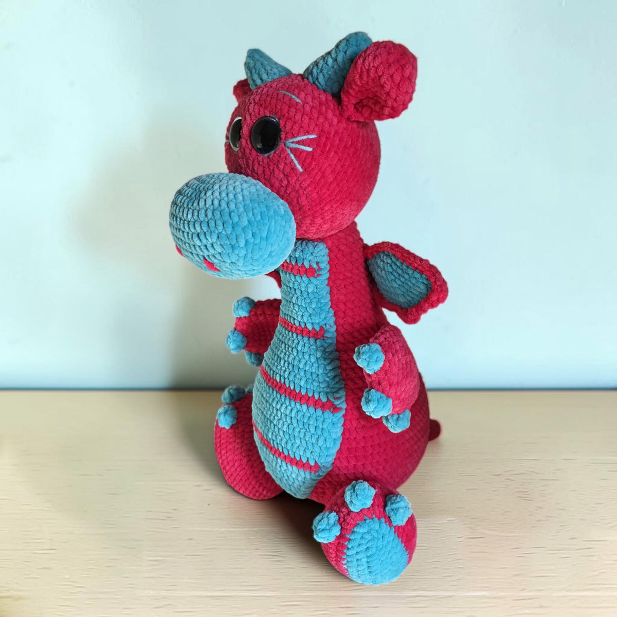 Dragão Rosa e Turquesa, vista alternativa 3 em croché