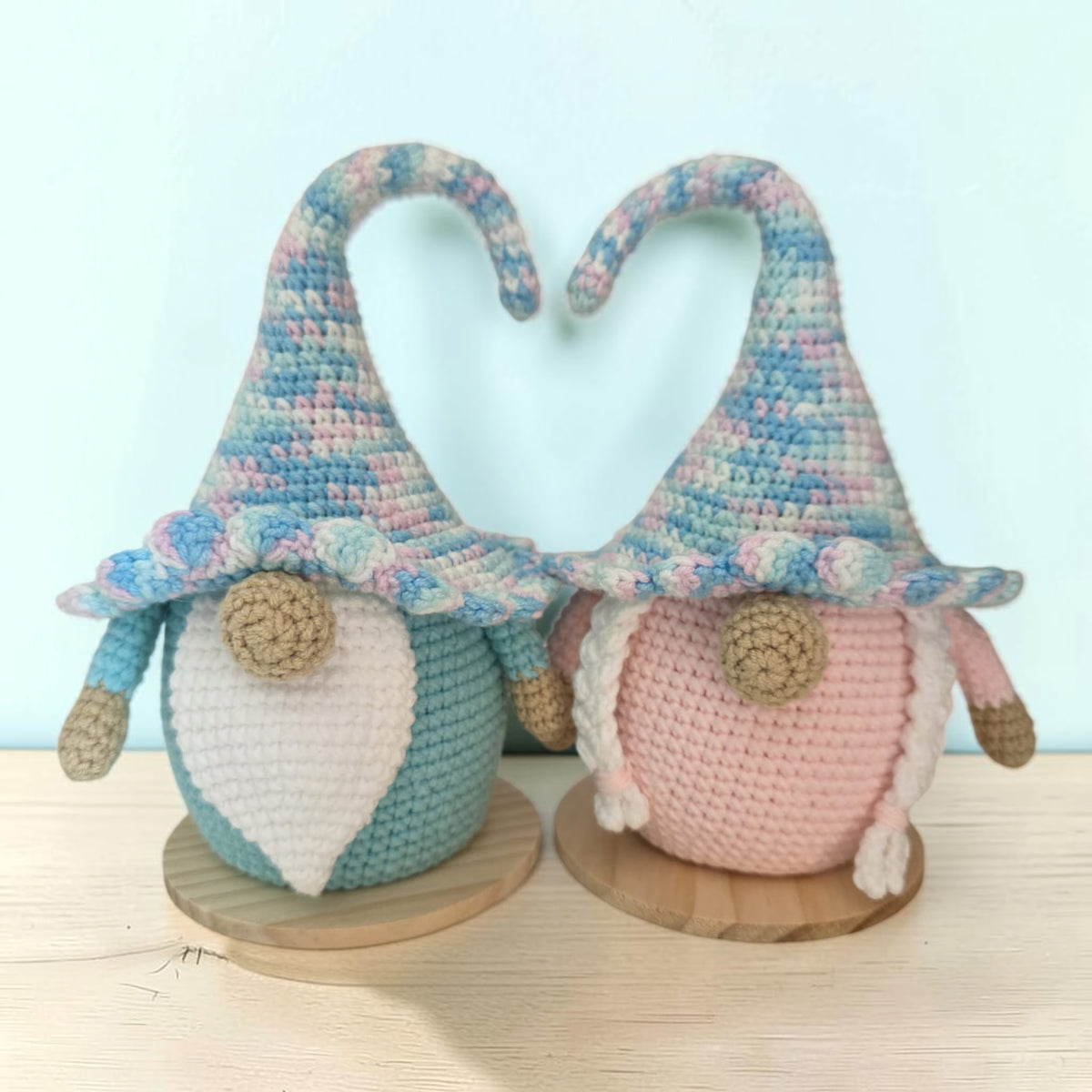 Casal de Gnomos Namorados em croché